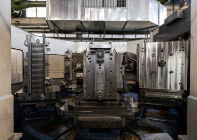 Interno del macchinario fresa, mostrando i meccanismi di precisione