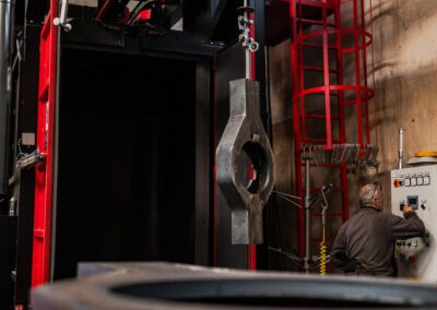 Granigliatrice utilizzata per il trattamento superficiale dei metalli