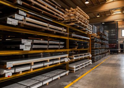 Magazzino organizzato con stoccaggio di componenti metallici