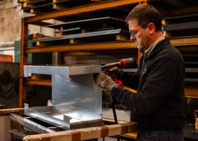 Operazione di montaggio di componenti metallici