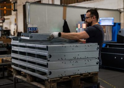 Panoramica di diverse pannellatrici utilizzate per il taglio e la modellatura precisa di pannelli metallici