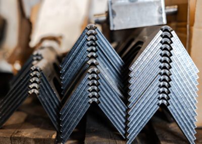 Macchinario per piegatura dei metalli in azione, utilizzato per ottenere componenti metallici