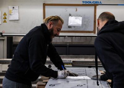 Dettaglio del processo di piegatura dei metalli