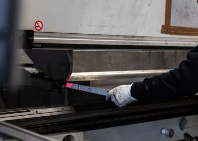 Componente metallico piegato con precisione tramite macchinario per piegatura