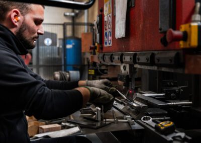 Componente metallico durante il processo di piegatura