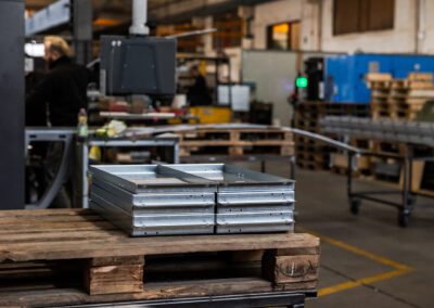 Fase finale del processo di piegatura dei metalli