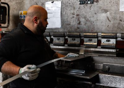 Componente metallico piegato con macchinario di precisione