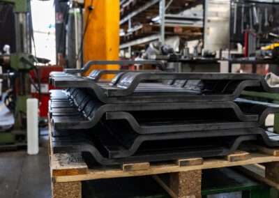 Componente metallico piegato con precisione, pronto per applicazioni industriali