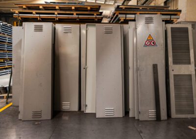 Porte metalliche realizzate con precisione, pronte per l'installazione in contesti industriali