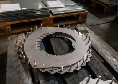 Componente metallico finito, realizzato con precisione tramite lavorazioni meccaniche