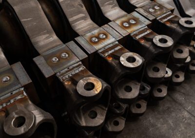 Componente metallico lavorato con precisione, pronto per essere utilizzato in applicazioni industriali di alta qualità