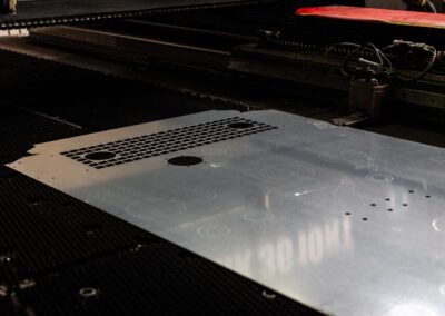 Componente metallico ottenuto tramite punzonatura, utilizzato in applicazioni industriali