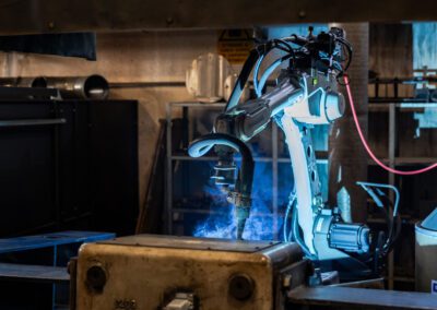 Componente metallico saldato con tecnologia robotizzata certificata, garantendo alta precisione e affidabilità per l'industria