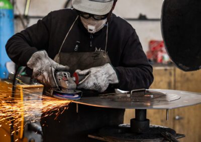 Componente saldato con precisione, pronto per applicazioni industriali che richiedono resistenza e affidabilità