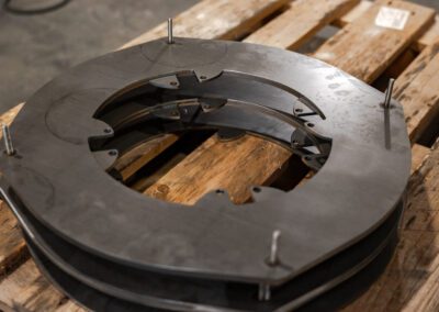 Componente saldato con tecniche precise, progettato per offrire robustezza e qualità nelle applicazioni industriali.