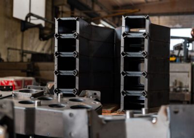 Componente metallico saldato con precisione, pronto per l'uso in applicazioni industriali che richiedono resistenza e durata