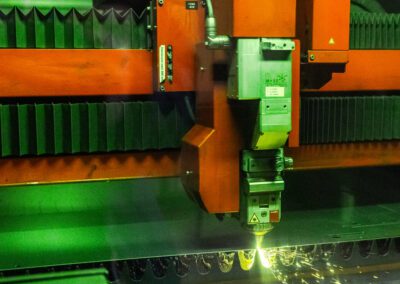 Macchinario per taglio laser in azione, utilizzato per realizzare tagli precisi su componenti metallici per applicazioni industriali