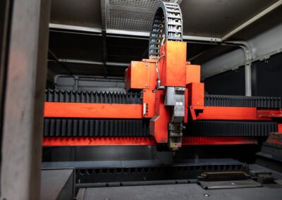 Componente metallico tagliato con precisione tramite tecnologia laser, pronto per applicazioni industriali.