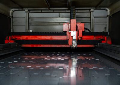 Componente metallico in fase di taglio laser, con tecnologia avanzata per garantire precisione e qualità.