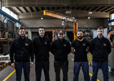 Il team di lavoro riunito all'interno dell'azienda, pronto a gestire le lavorazioni industriali con precisione e professionalità.