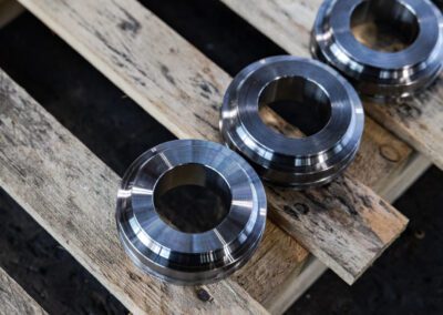 Componente metallico finito, realizzato con precisione utilizzando un tornio per lavorazioni industriali.