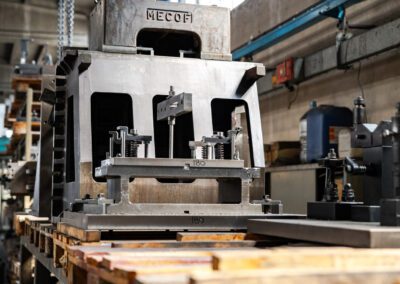 Componente metallico in lavorazione su tornio, con precisione e cura durante il processo produttivo.