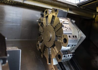 Componente metallico lavorato al tornio, pronto per applicazioni industriali grazie alla precisione del processo.