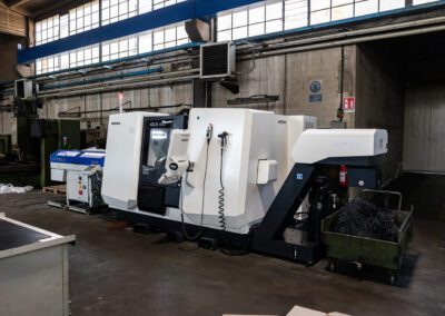 Vista esterna completa del tornio, utilizzato per la lavorazione di componenti metallici con alta precisione.