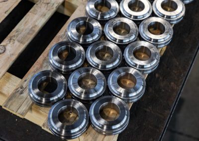 Componente metallico finito, realizzato con precisione tramite lavorazione al tornio per applicazioni industriali.